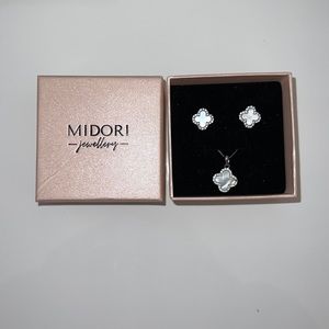 Women’s necklace and earring set